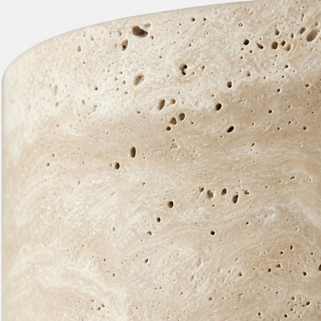 Détail de la texture de la pierre de travertin sur la suspension Kairis