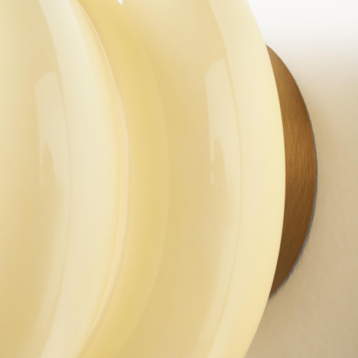 Close view of the lamp construction