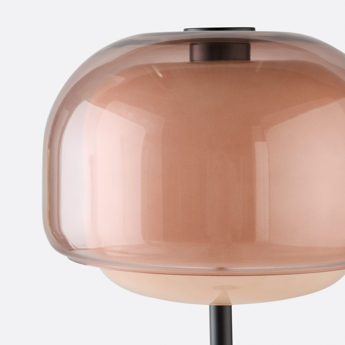 Front detail of the rounded glass lampshade