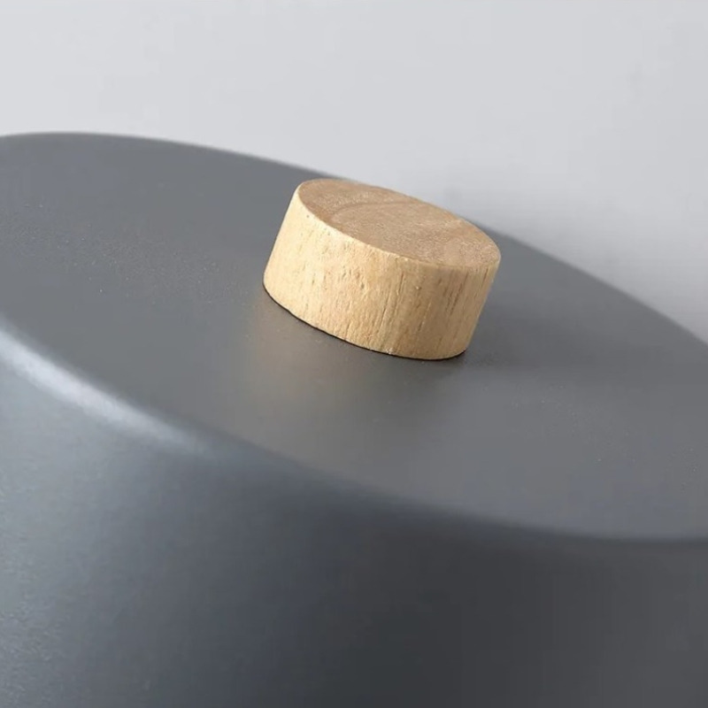 Aurabrova detail: wooden accent