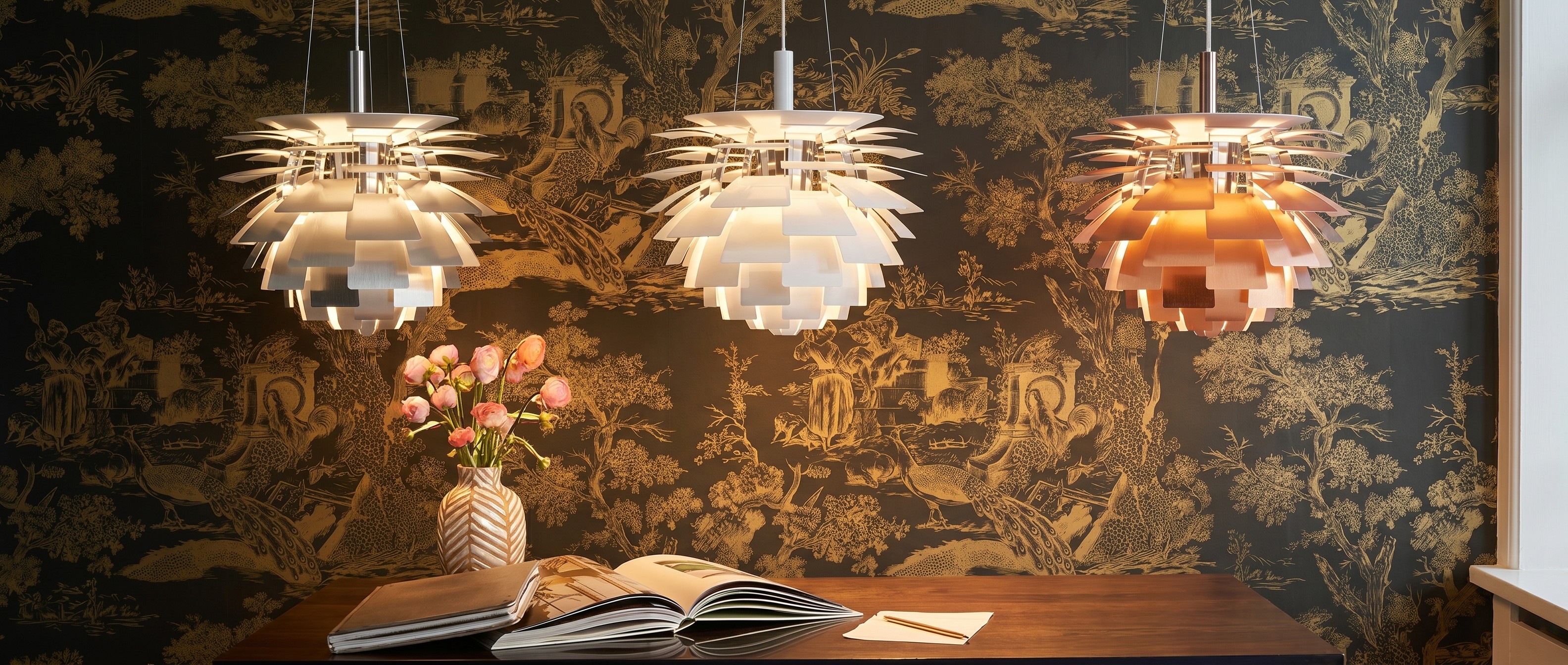 Warstwowe lampy wiszące stylizowane nad stołem