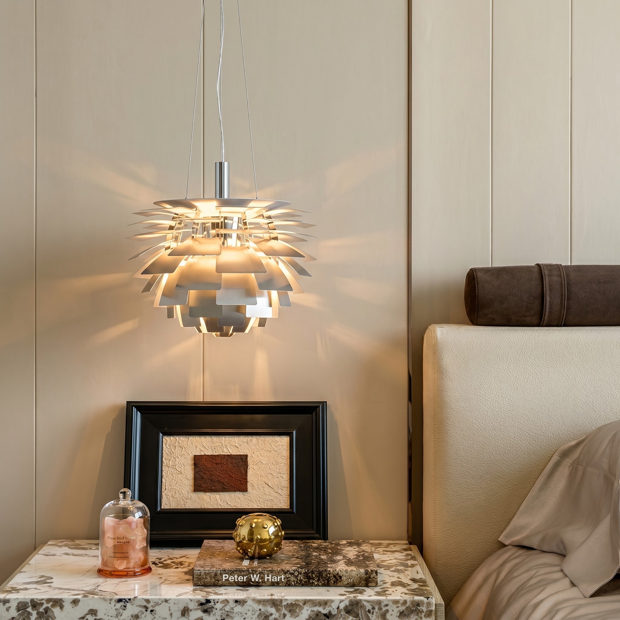 Warstwowa lampa wisząca obok łóżka