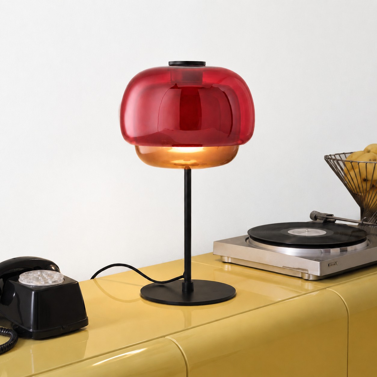 Clinco table lamp on yellow console