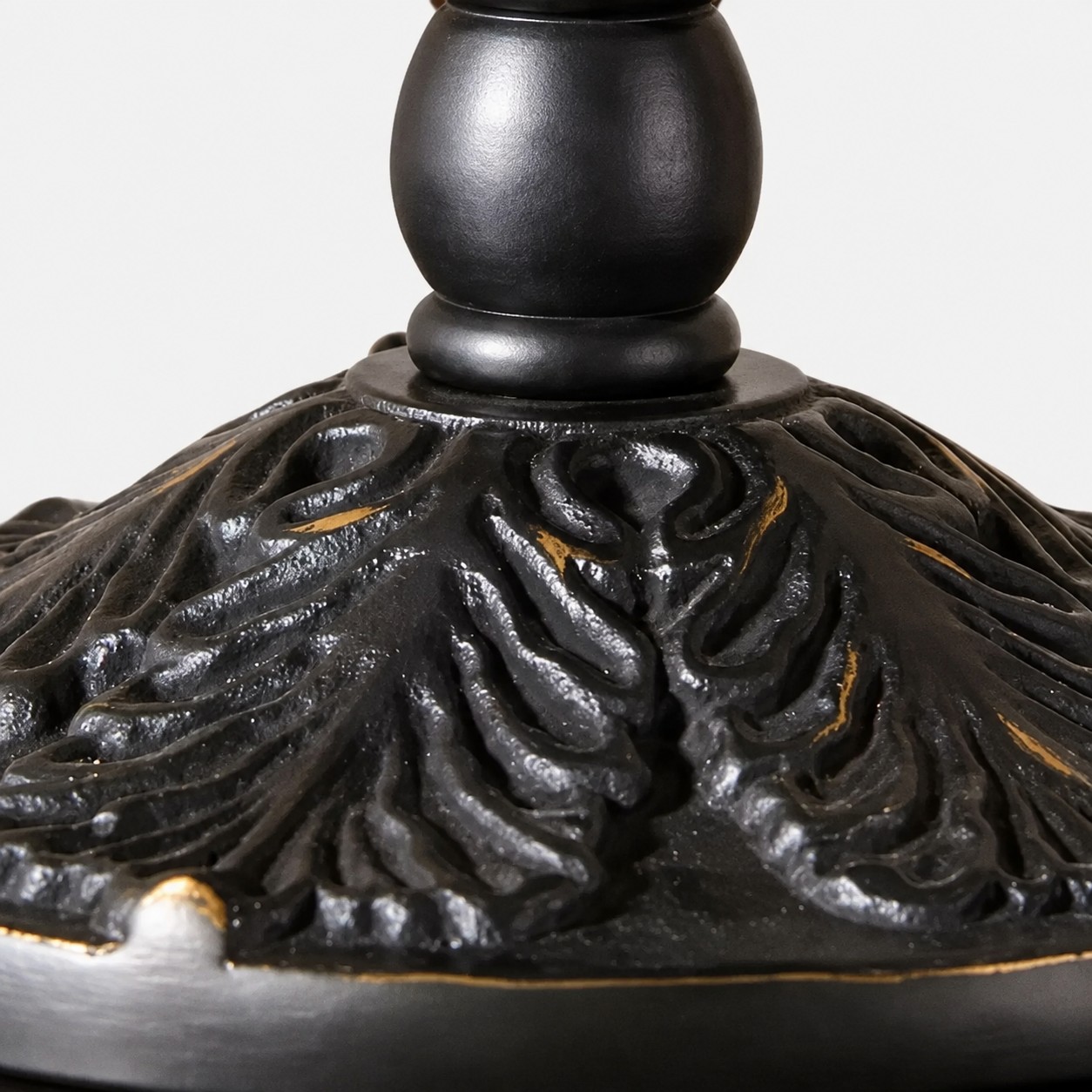 Eloise lamp black metal detail
