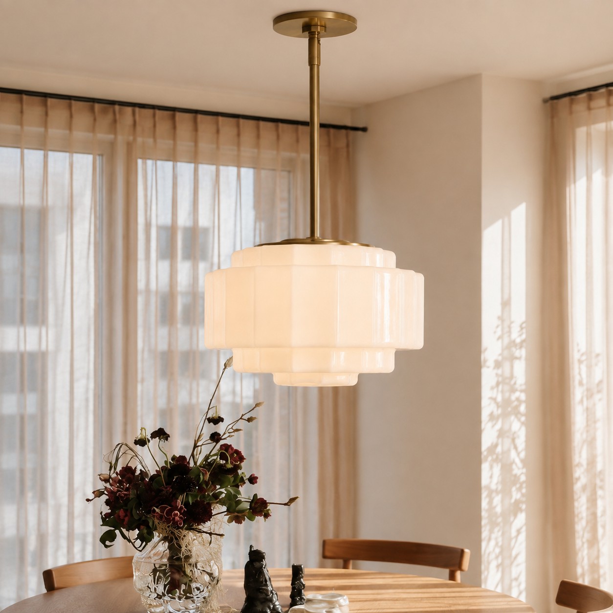 Lámpara colgante Vexrona sobre una mesa de comedor