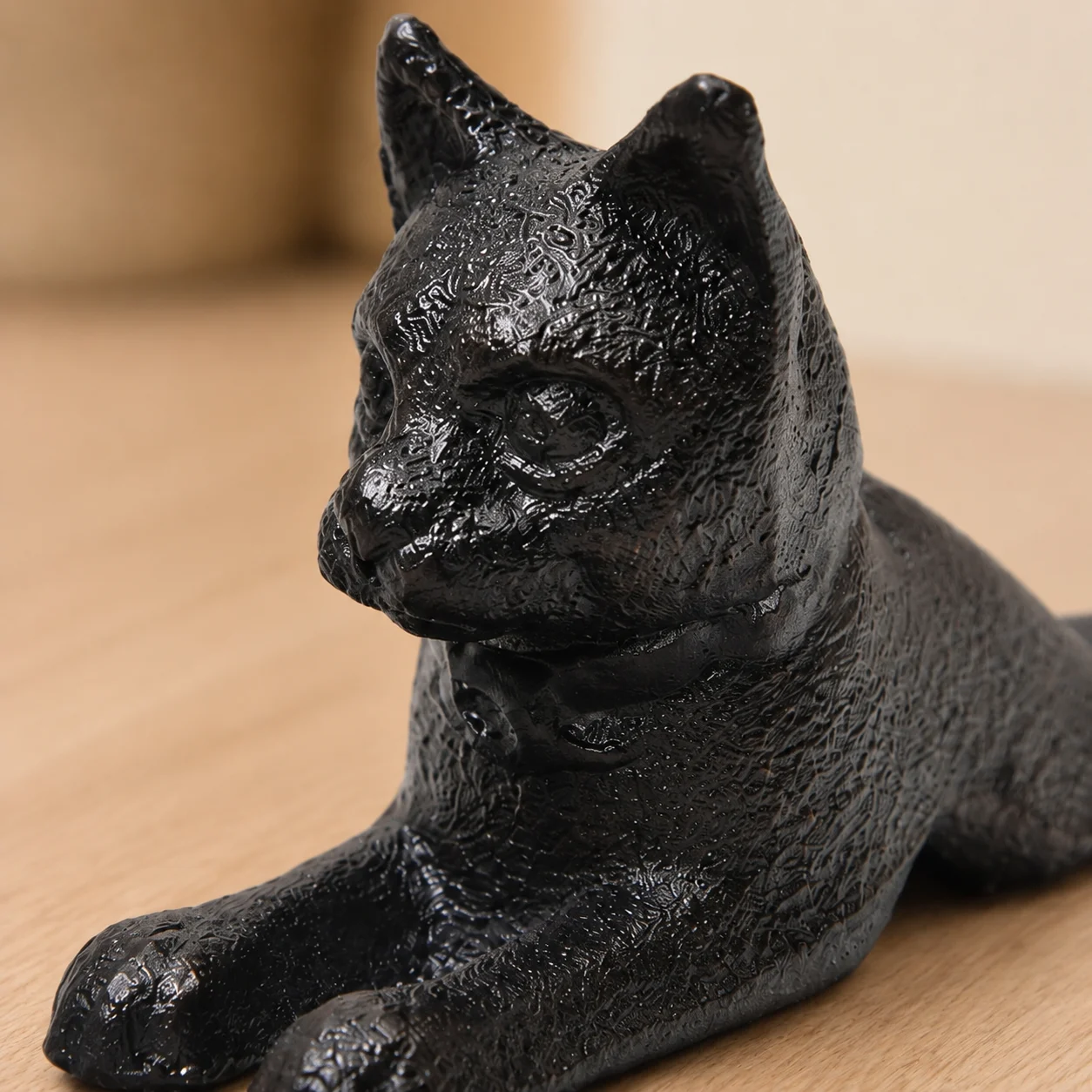Close detail of the Guardian cast iron cat face and front paws