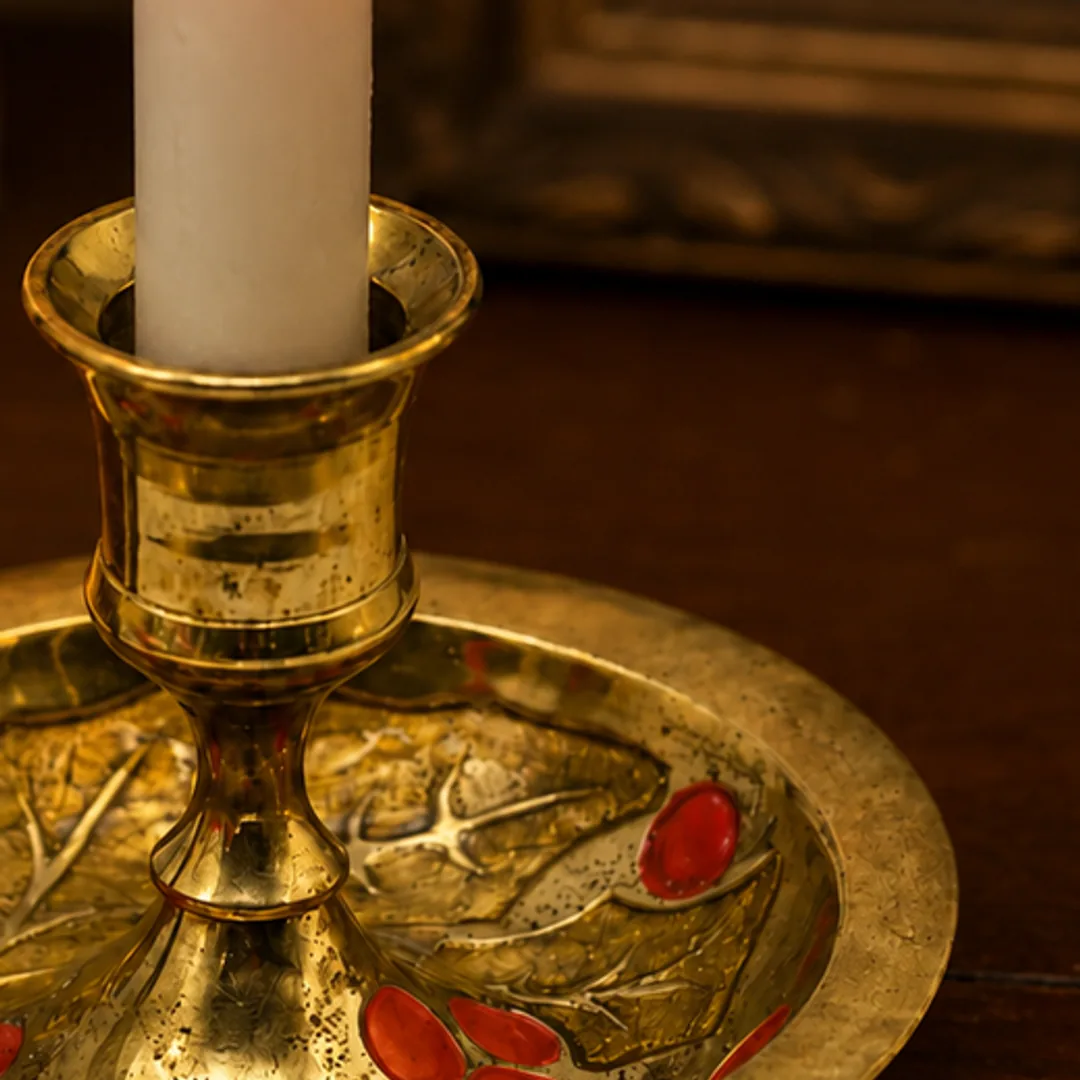 Close-up of the candle cup and red leaf decoration