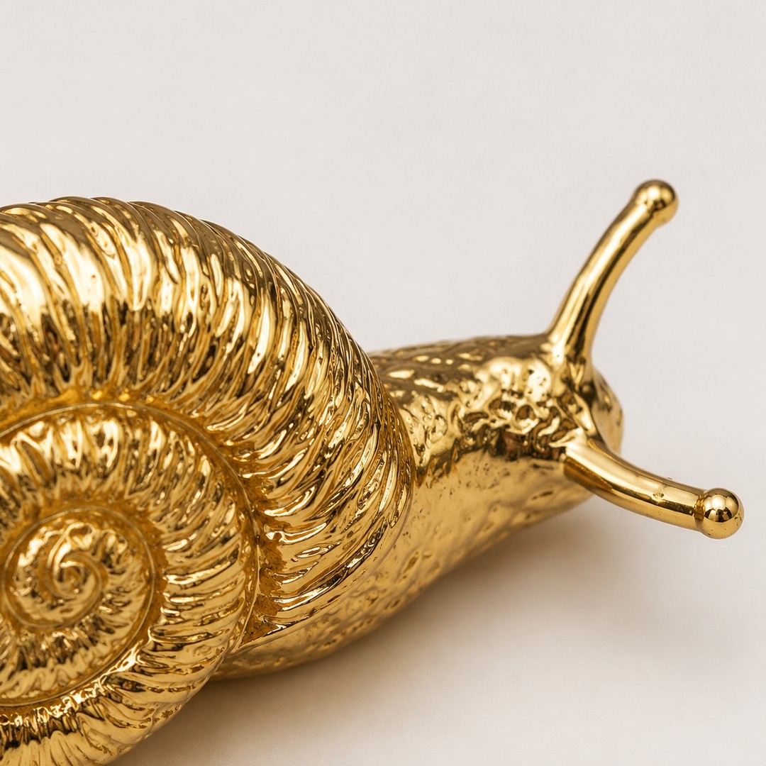 Raised brass shell ridges and hammered body texture detail