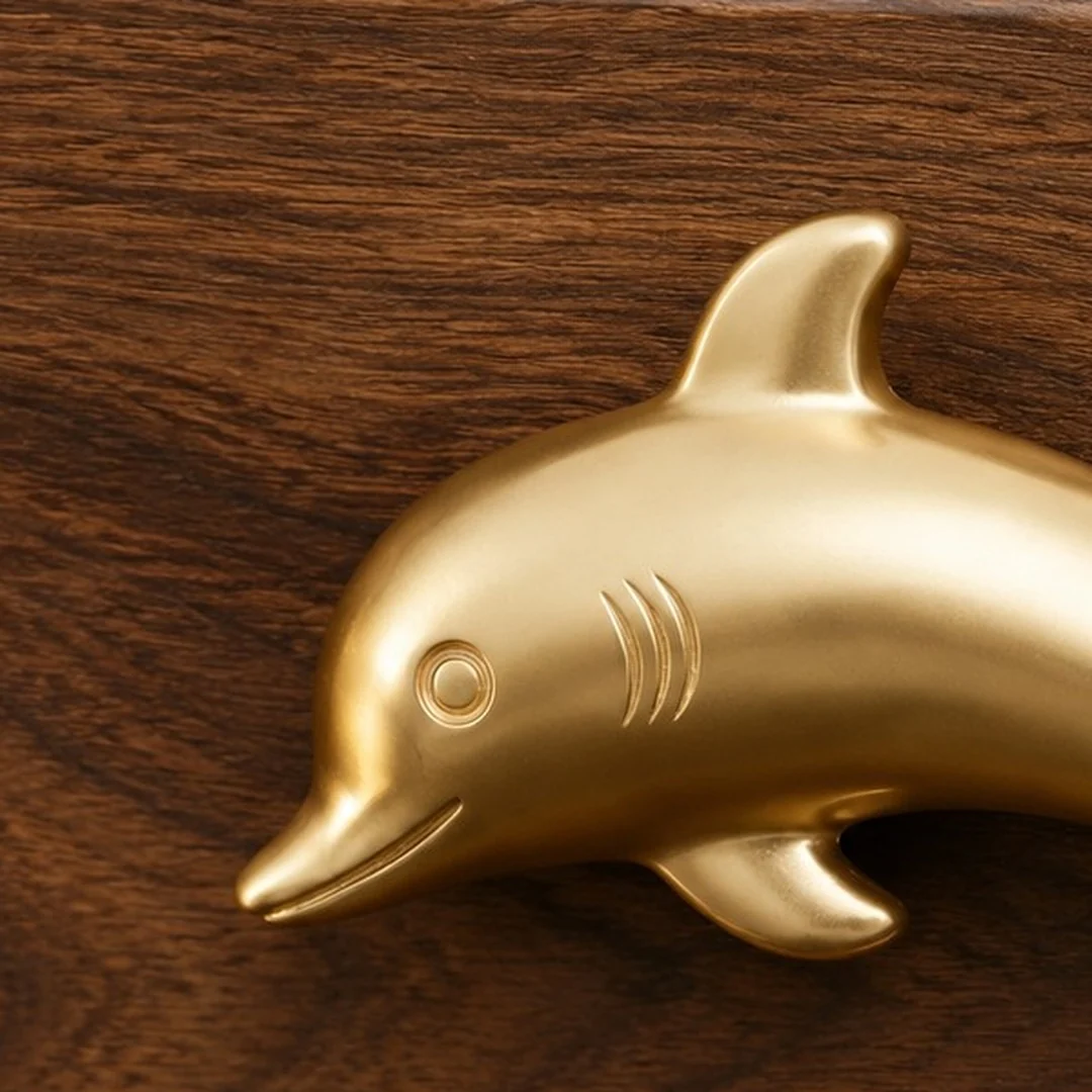 Face de poignée d'armoire en forme de dauphin et détail des branchies