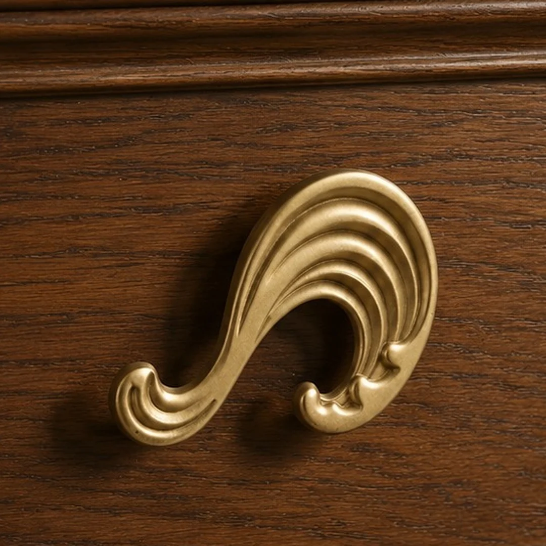 Poignée d'armoire Wave, détail de courbe nervurée