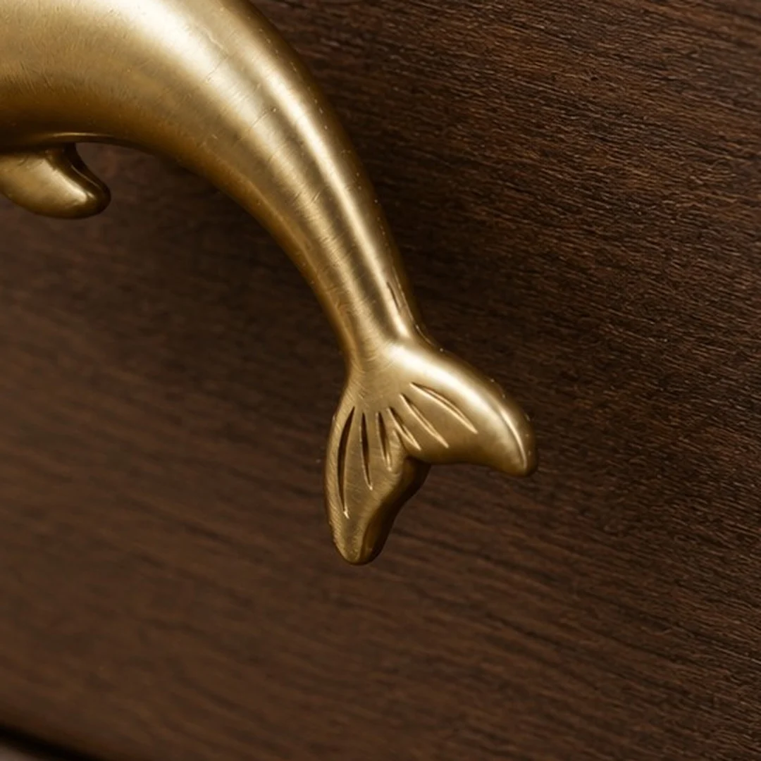 Détail de la queue et de la projection latérale du dauphin