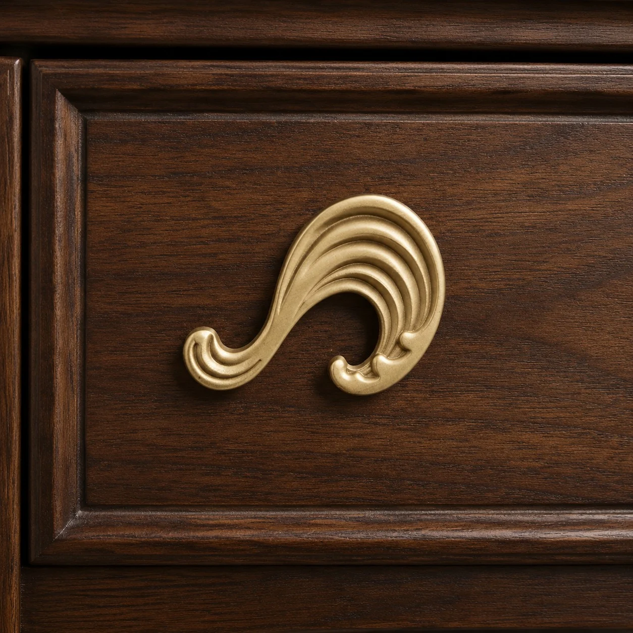 Wave cabinet handle in Natural Brass