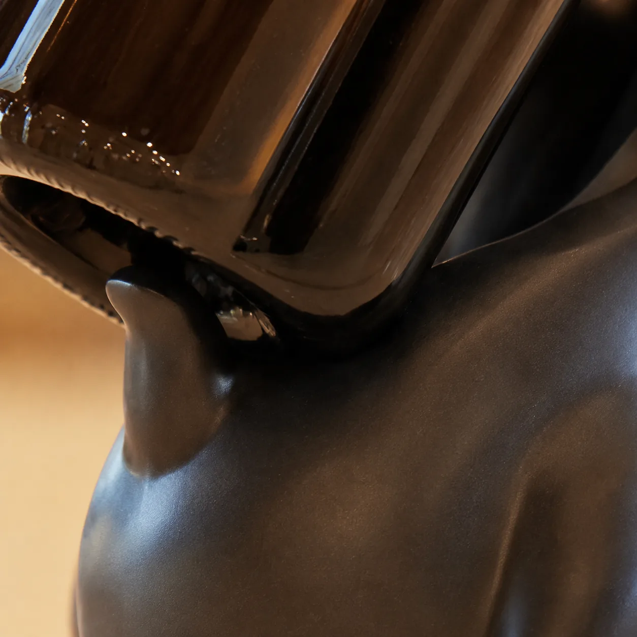 Close-up of the wine bottle support contact point