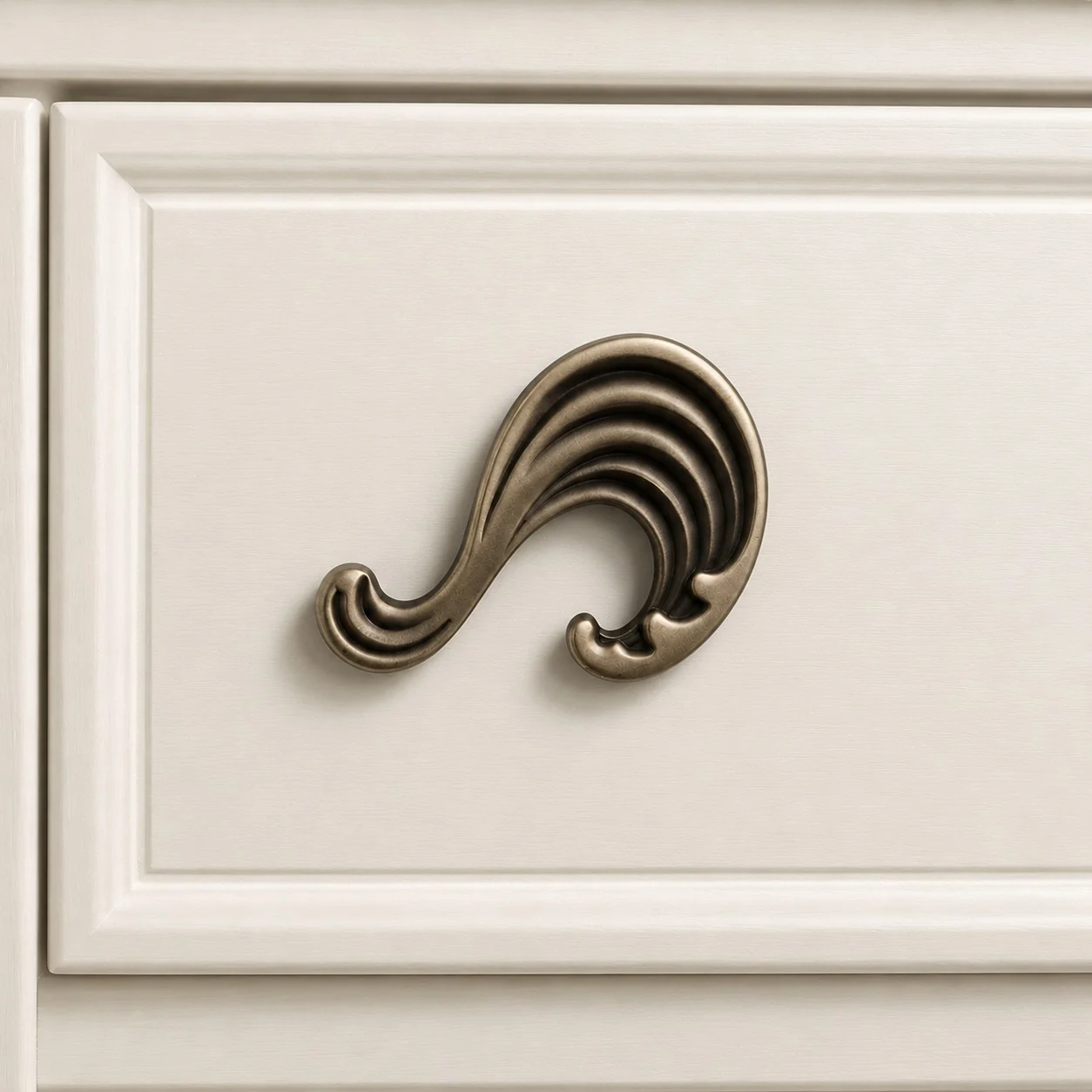 Wave cabinet handle in Antique Brass