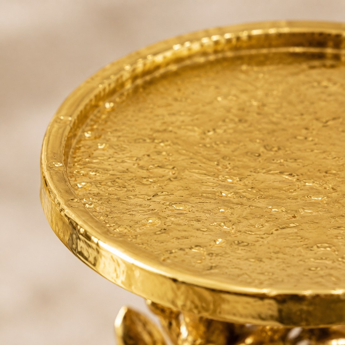 Close detail of the raised gold top plate and rim