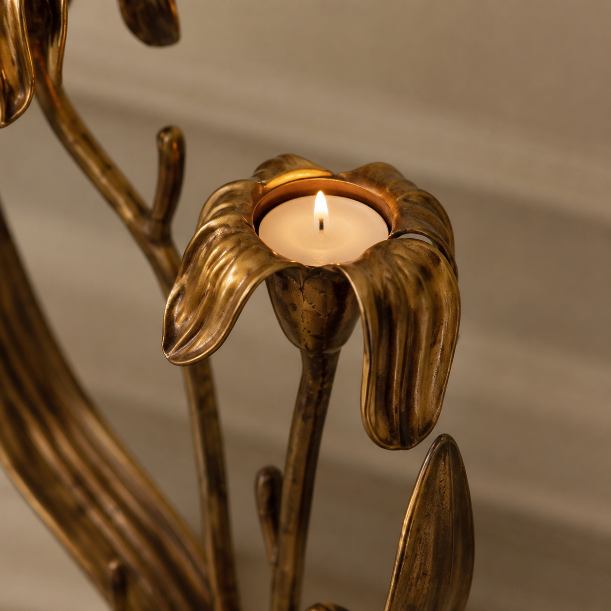 Top opening of the iris-shaped candle cup showing candle support