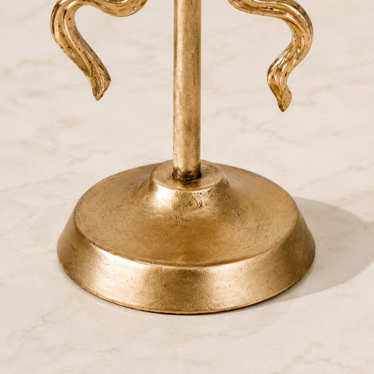 Round base and tabletop stability detail