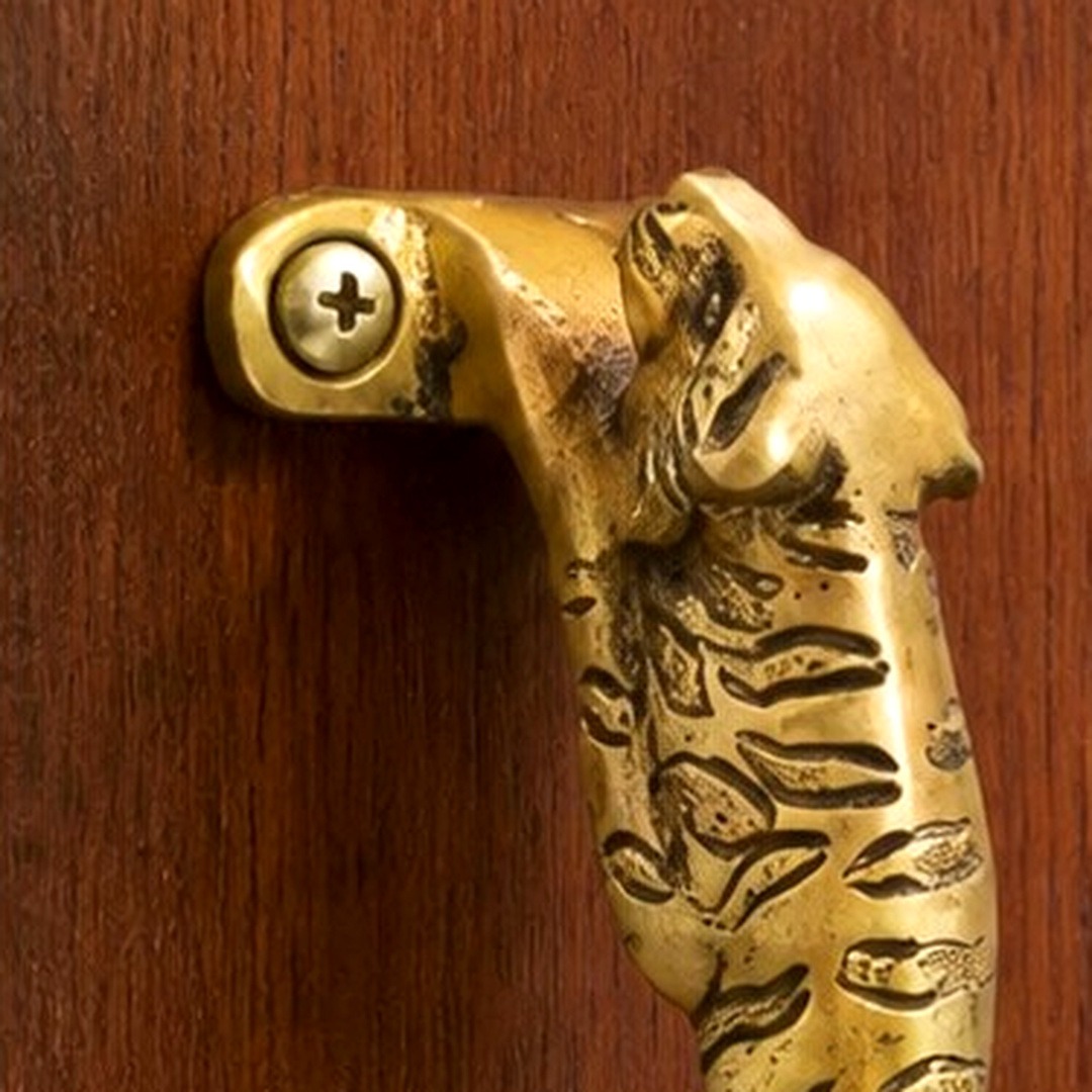 Leopard A brass stripe texture detail