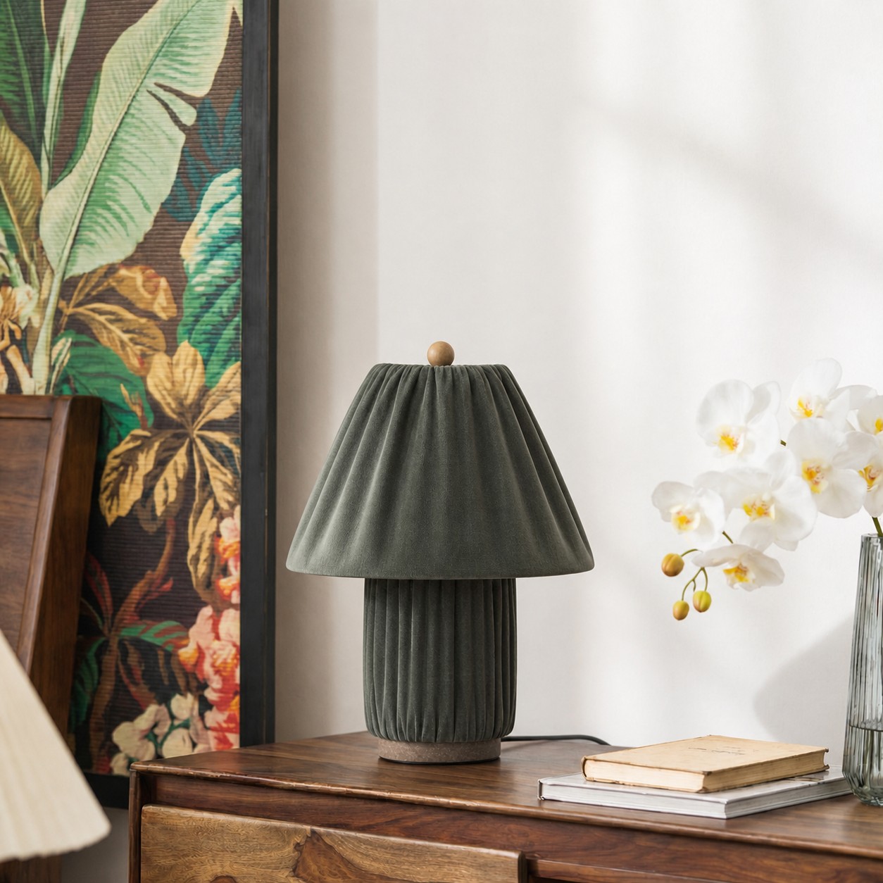 Dunkelgrüne Linbron-Lampe auf einer Konsole