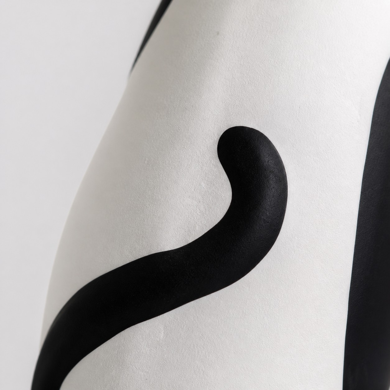 Felora black and white resin cat curved tail detail