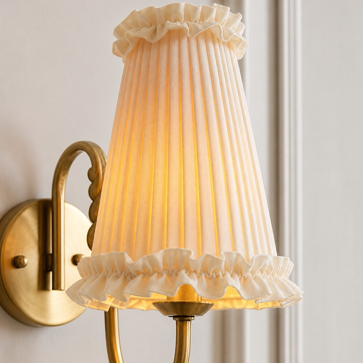 detail pleated shade feature