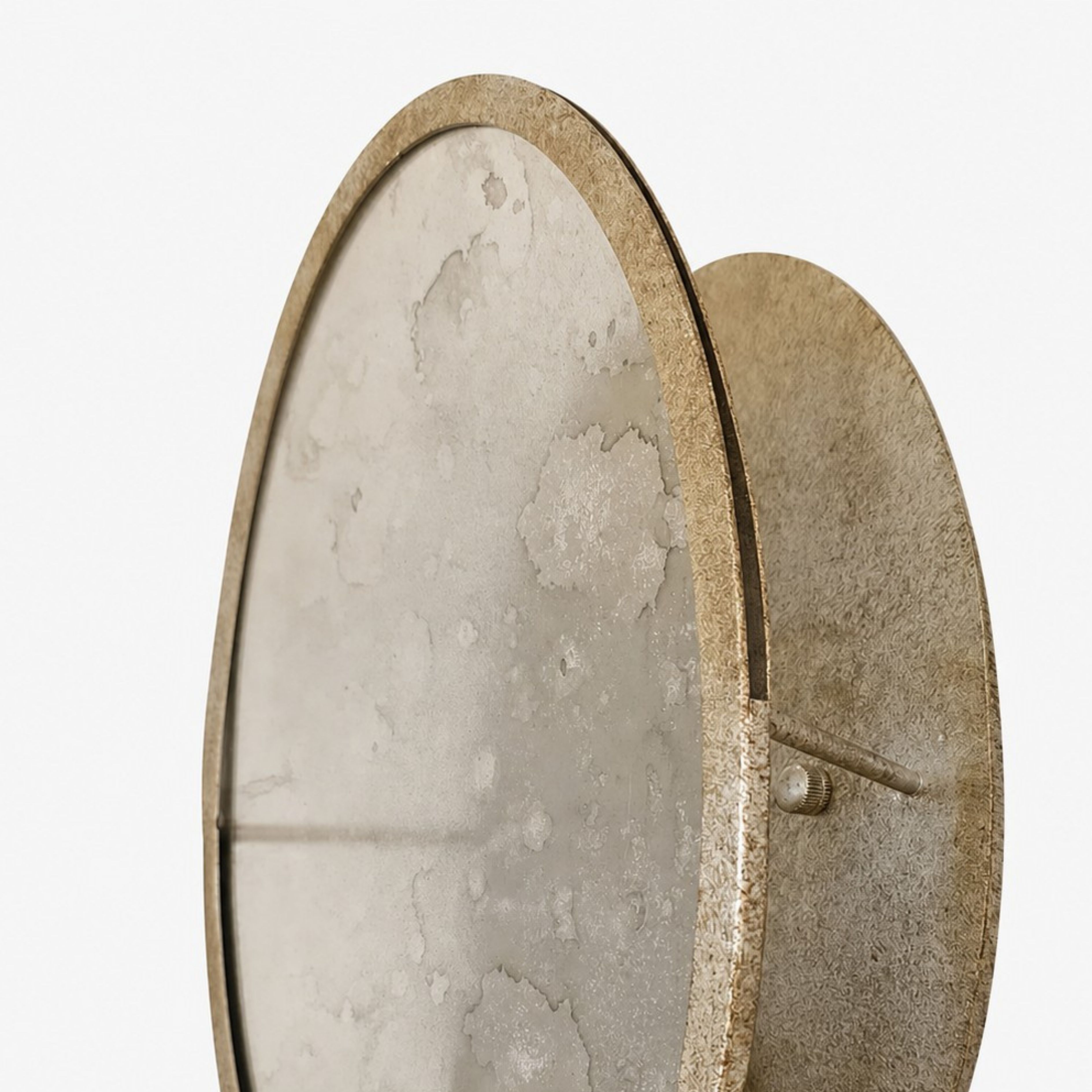 Detail des Wandleuchtenrahmens aus Antikglas und Messing