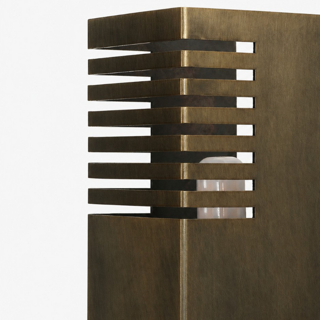Nahaufnahme des lamellenförmigen Lichtdiffusors aus Bronze