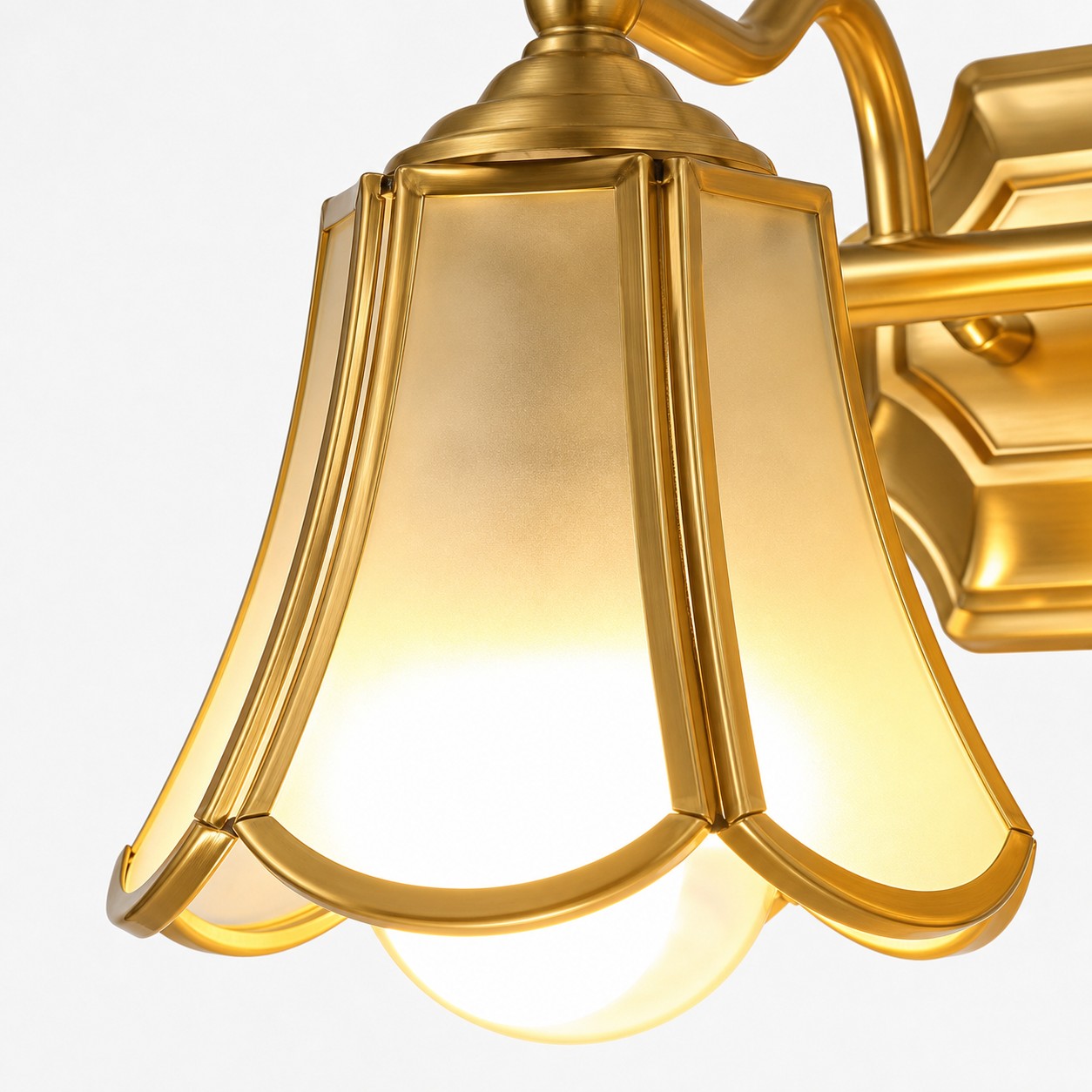 Glass shade close-up on Bravio wall lamp