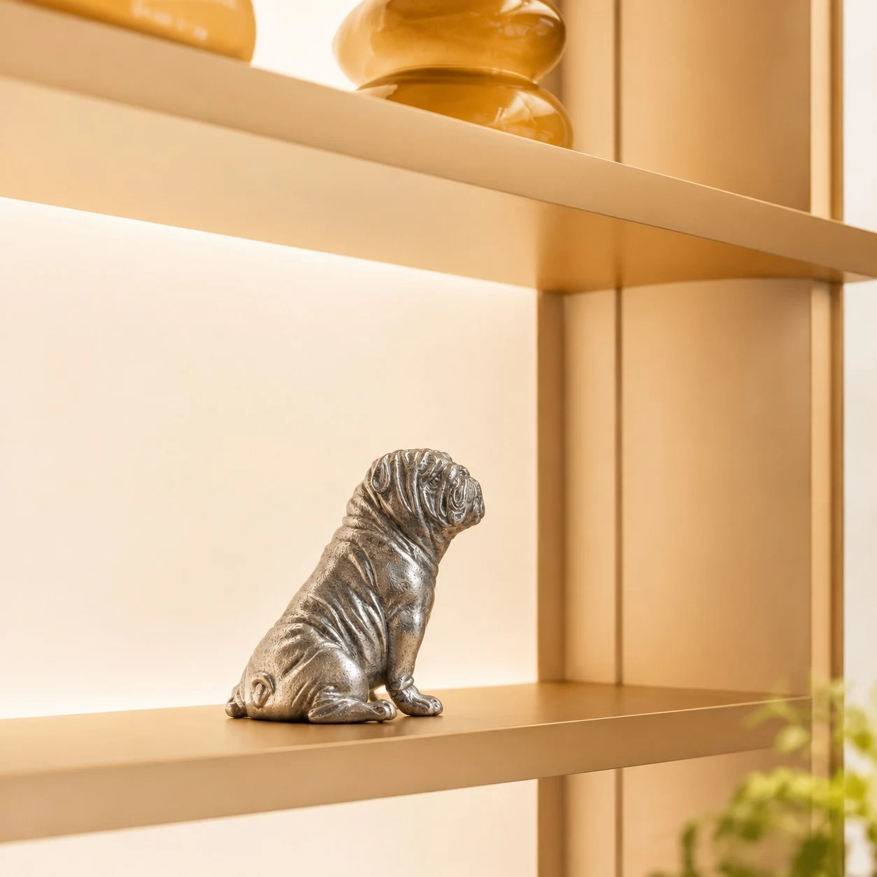Floxo white copper bulldog scene gold shelf