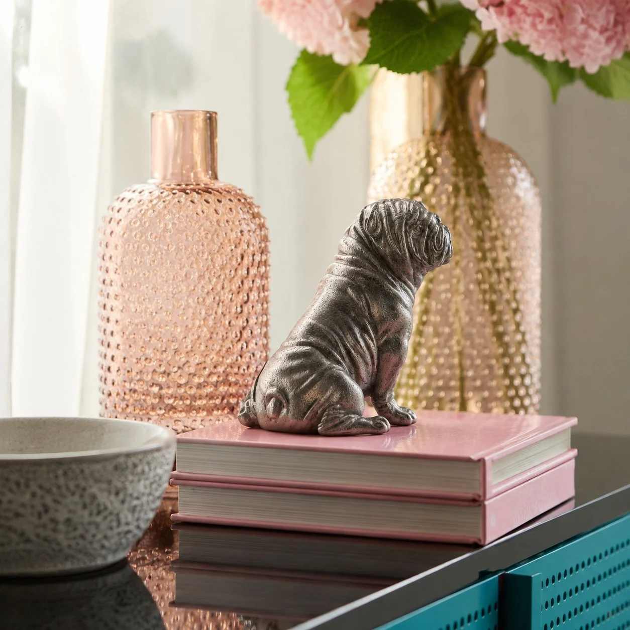 Floxo white copper bulldog scene pink books