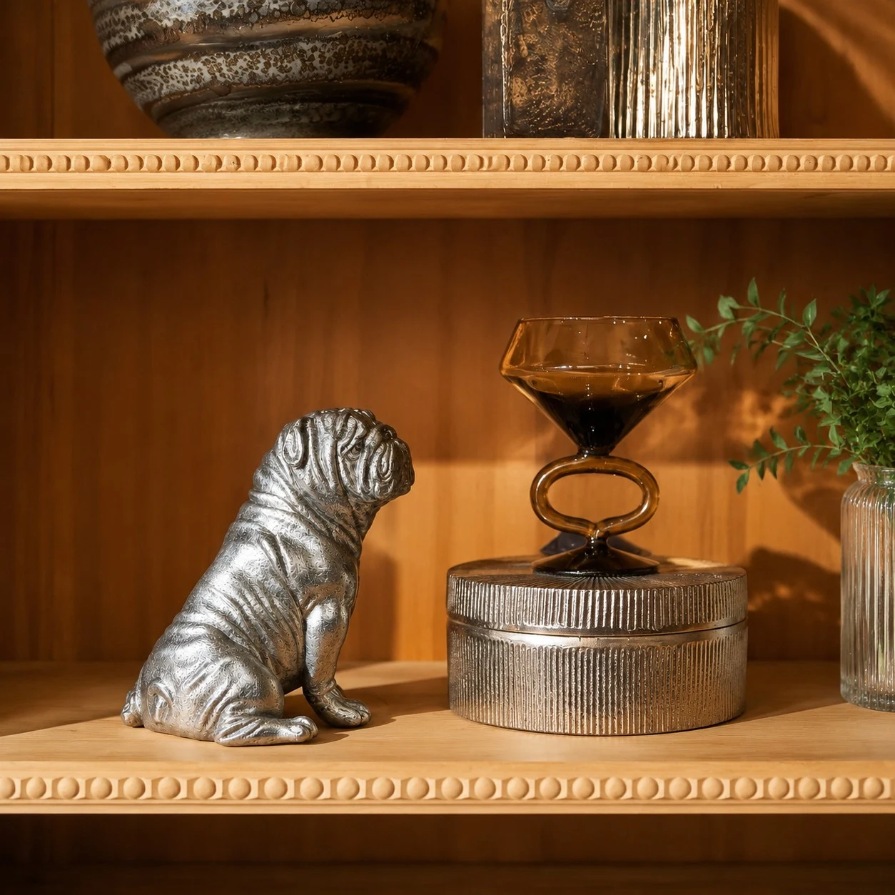 Floxo white copper bulldog scene amber display